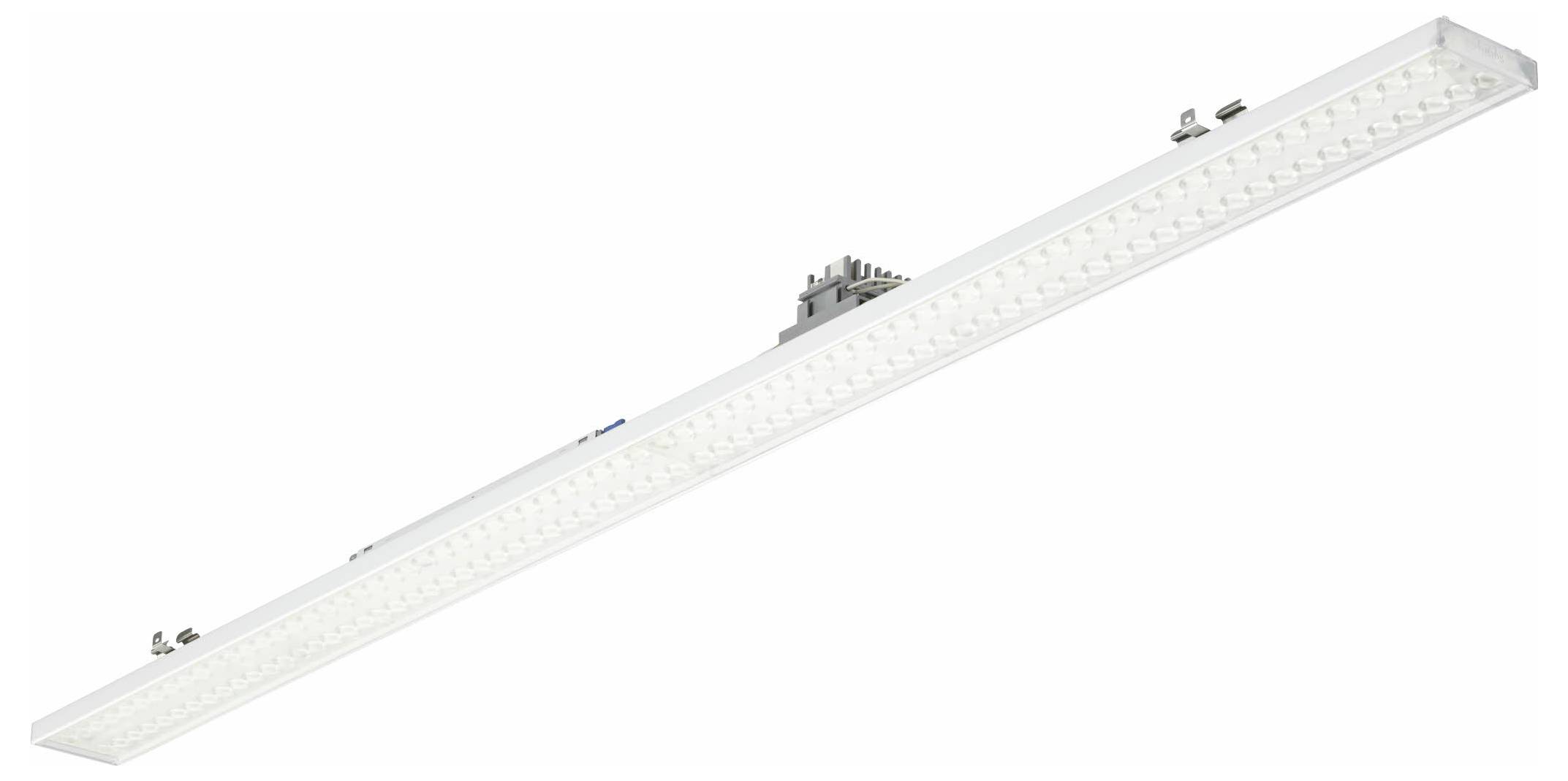 Dlouhá LED svítidla s řadou jasných bílých světel, používaná pro průmyslové nebo komerční instalace do stropu.