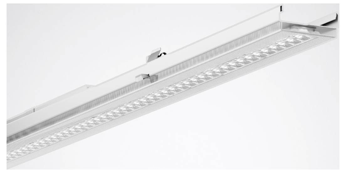Přibližný pohled na lineární LED svítidlo se štíhlým, moderním designem, které vykazuje jeho kovové pouzdro a jednotlivé LED komponenty.