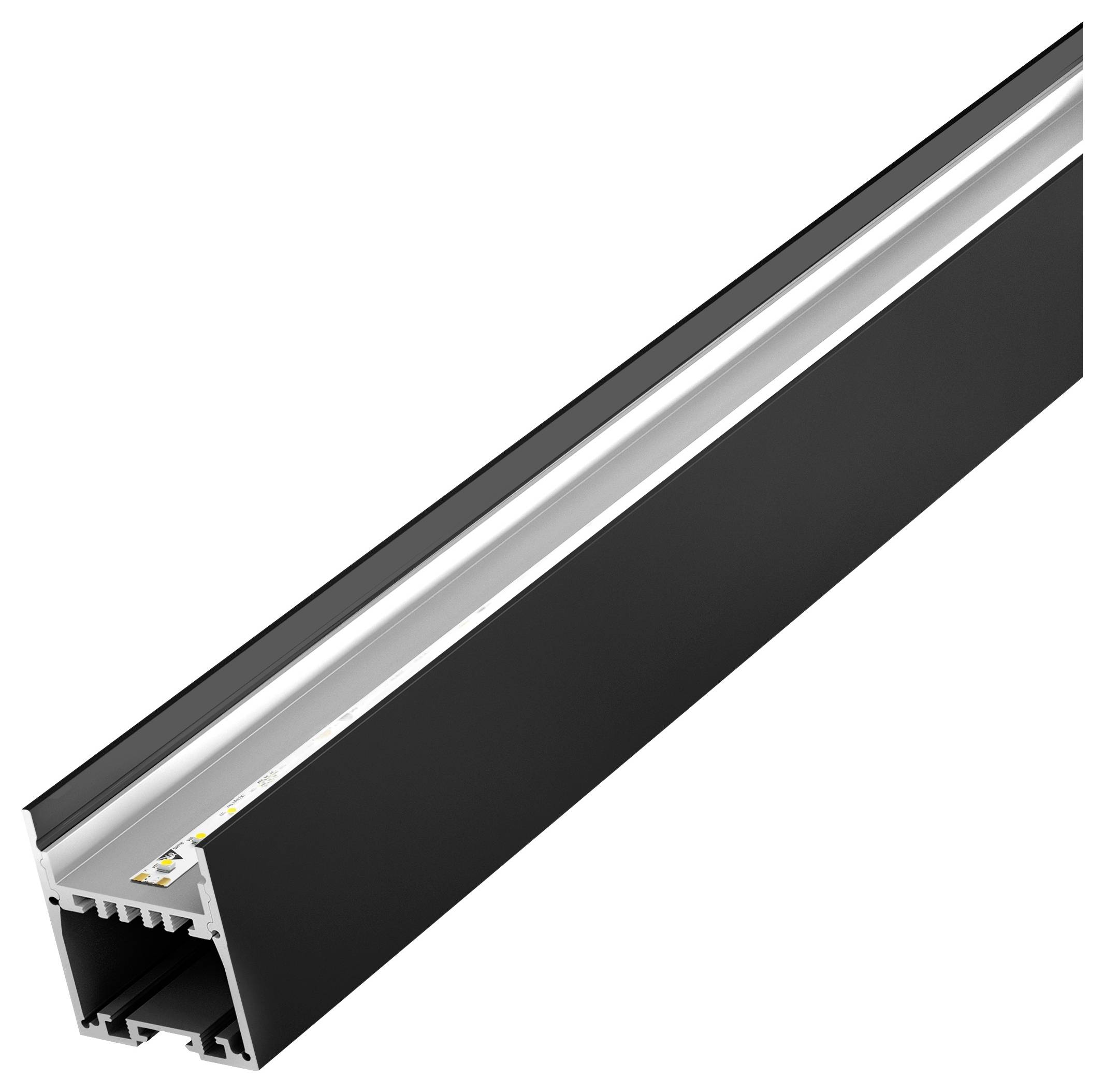 Černý hliníkový LED profil pro zapuštěnou instalaci zobrazující vnitřní drážku pro umístění pásku LED světel, pohled pod úhlem.