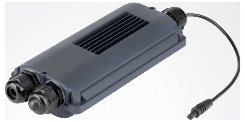 Tmavě šedé, obdélníkové elektronické zařízení se dvěma konektory kabelů na jedné straně a jedním kabelem vycházejícím z druhé strany.