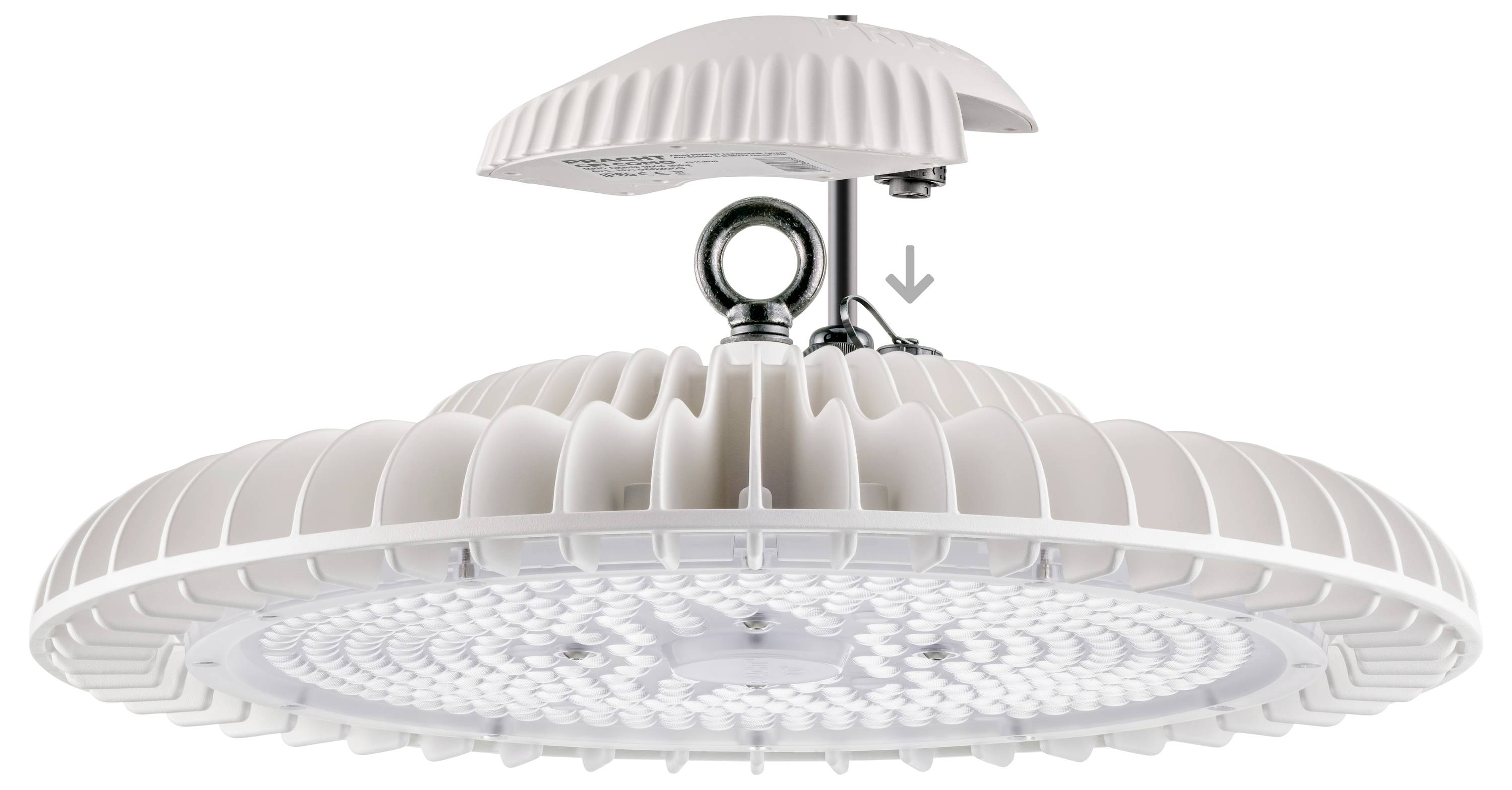 Bílé průmyslové LED svítidlo do vysokých hal s kulatým designem a kovovými prvky, zobrazené z bočního úhlu na jednolitém pozadí.