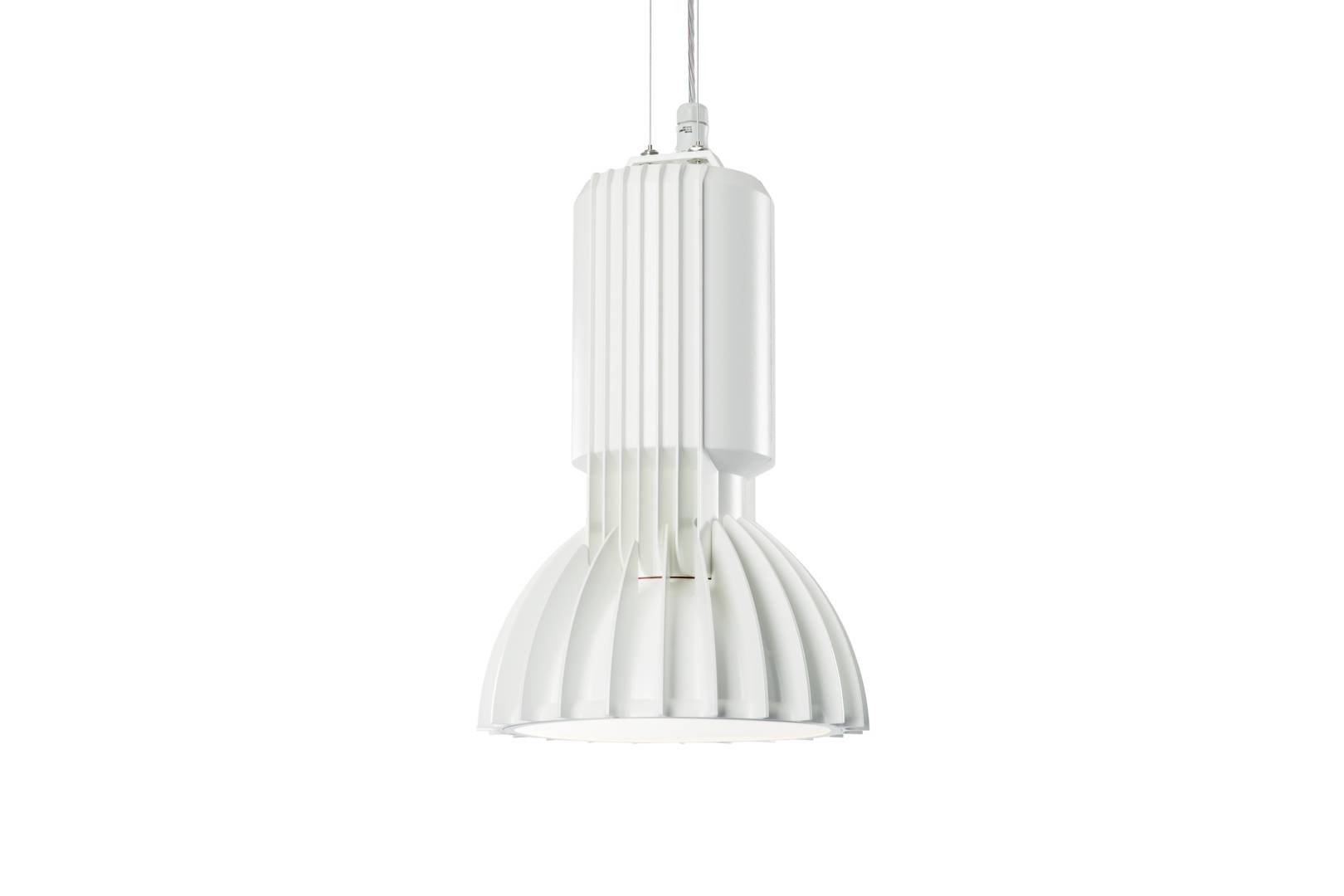 Bílá moderní závěsná lampa se žebrovaným válcovitým stínítkem a vykloněným dolním difuzorem, visící na šňůře na prosté pozadí