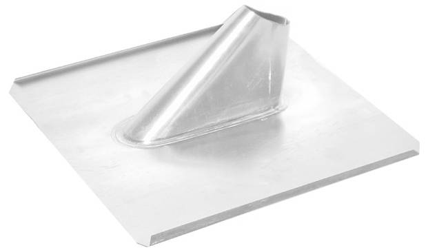 Kovový střešní ventilátor se gumou určený k utěsnění kolem střešních trubek, s úhlovaným válcovým otvorem na čtvercové podstavu.