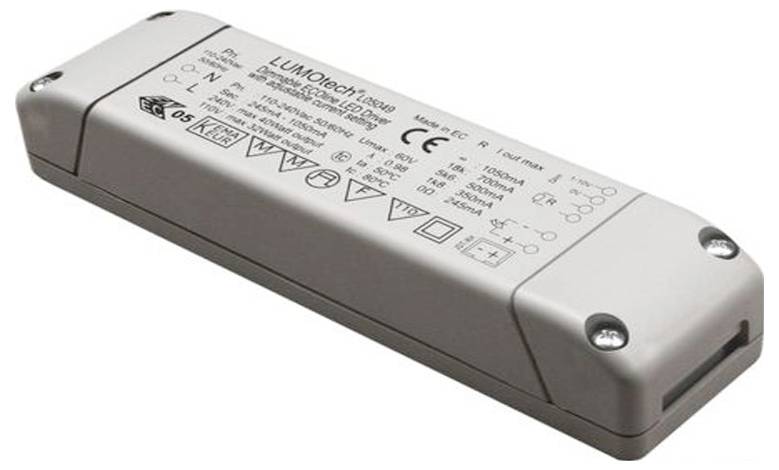 Obdélníková elektronická napájecí jednotka s technickými ikonami a certifikacemi na horní straně.