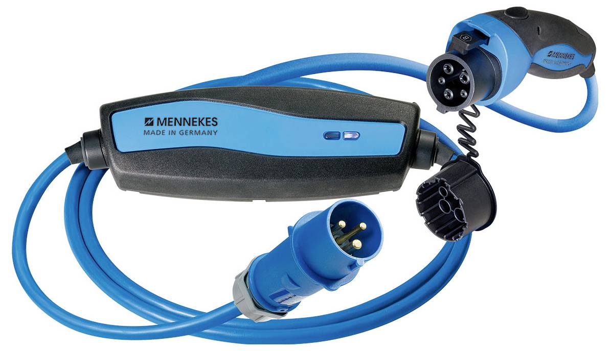 Sada nabíjecích kabelů pro elektromobily "MENNEKES" v modré a černé barvě s vinutým a přímým kabelem, s označením "Made in Germany".