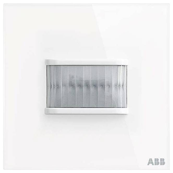 Pohybový senzor „ABB" se štíhlým, minimalistickým designem, opatřený bílou čtvercovou základnou a horizontálním transparentním panelem v centru.