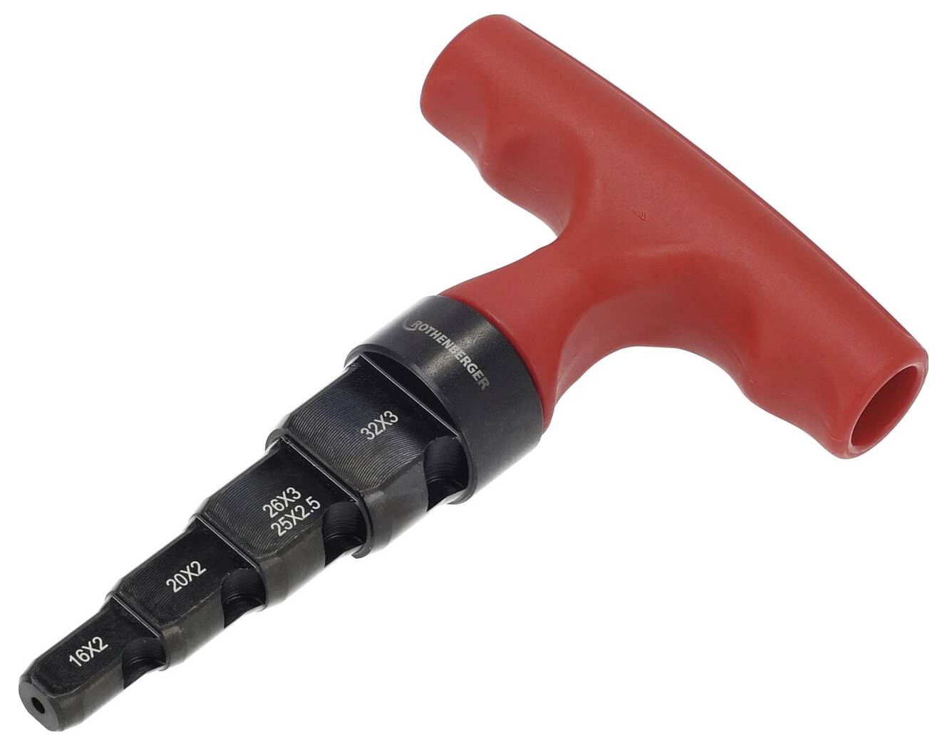 Ruční výstružník s červenou rukojetí a stupňovitou černou kovovou stopkou označenou různými velikostmi, používaný k odjehlení a zvětšování otvorů v materiálech.