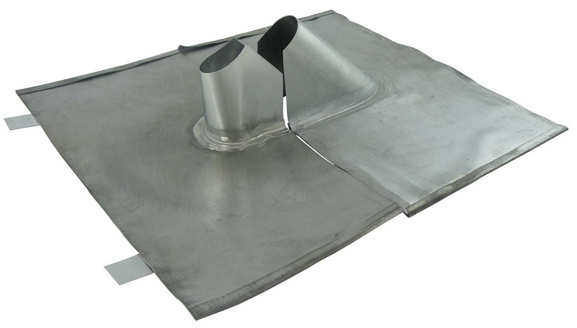 Průchodka střechy se stojatou drážkou s dvěma vyčnívajícími ventilačními otevory na plochém kovovém panelu, navržená pro utěsnění otvorů ve střeše.