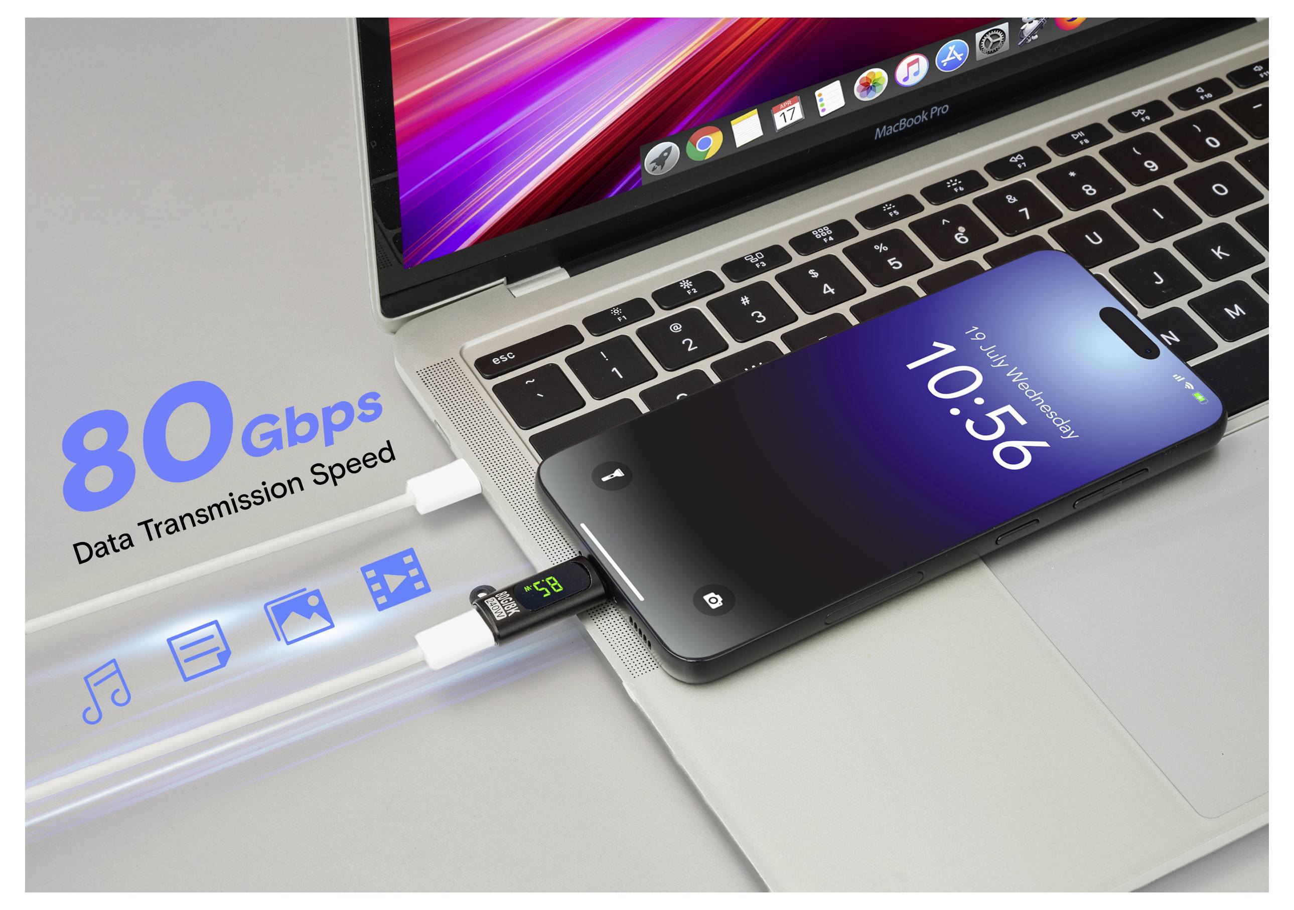 Přenosný počítač připojený ke smartphonu pomocí kabelu, zobrazující "Rychlost přenosu dat 80 Gbps". Obrazovka přenosného počítače ukazuje barevné rozhraní.