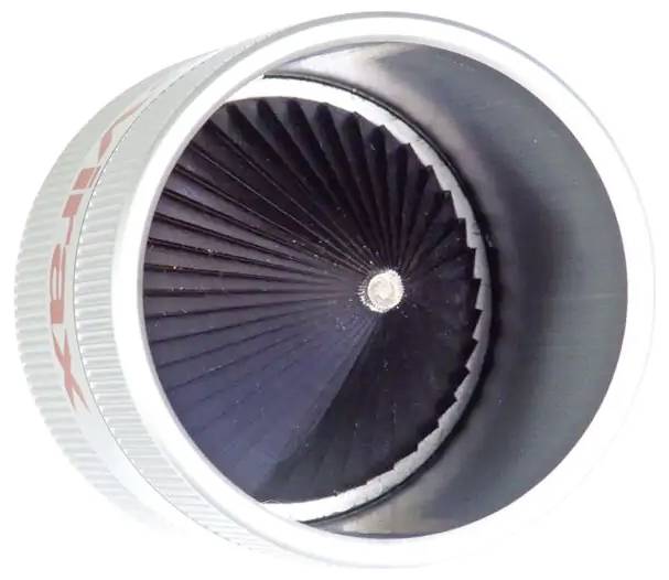 Detailní pohled na kruhovou turbínu nebo lopatku ventilátoru uvnitř stříbrného pouzdra, ukazující černé radiální lopatky a centrální náboj.