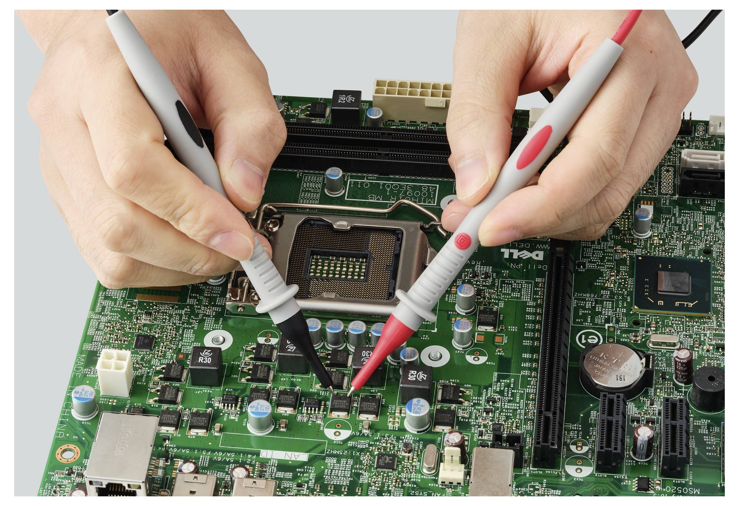 Přenosné elektronické zařízení s velkým displejem a popruhy přes rameno, značka 'Megger', pravděpodobně používané pro testování nebo diagnostiku.