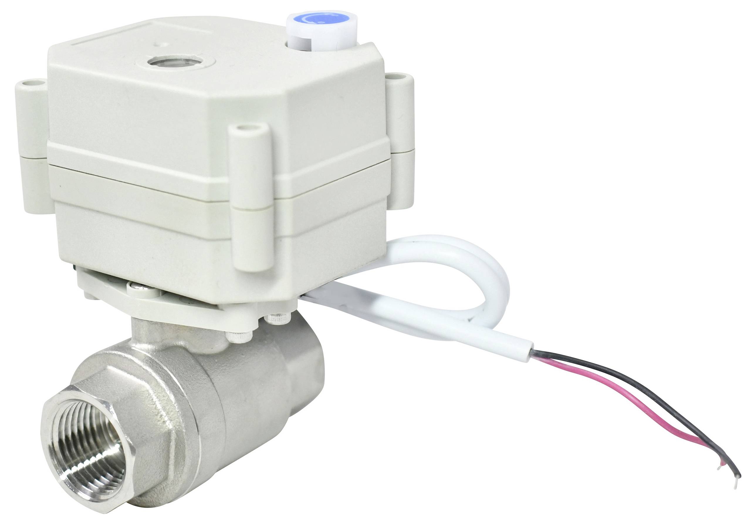 Bílý elektrický kulový ventil s kovovými spojkami a dvěma připojenými vodiči, používaný pro řízení průtoku kapaliny.