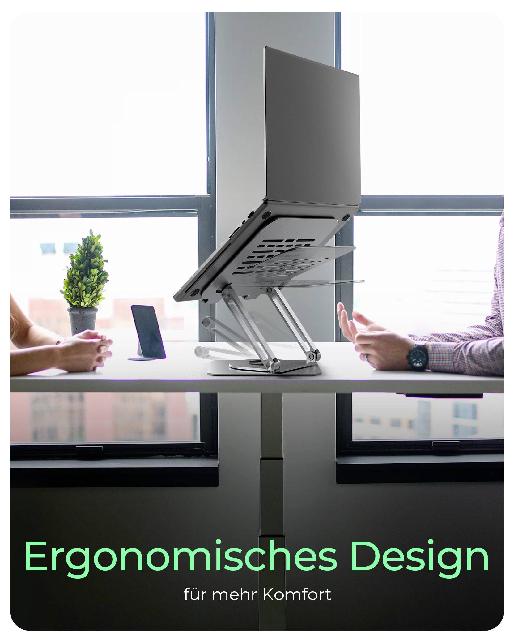Laptop na stojanu mezi dvěma sedícími osobami u stolu s textem 'Ergonomický design pro větší pohodlí'