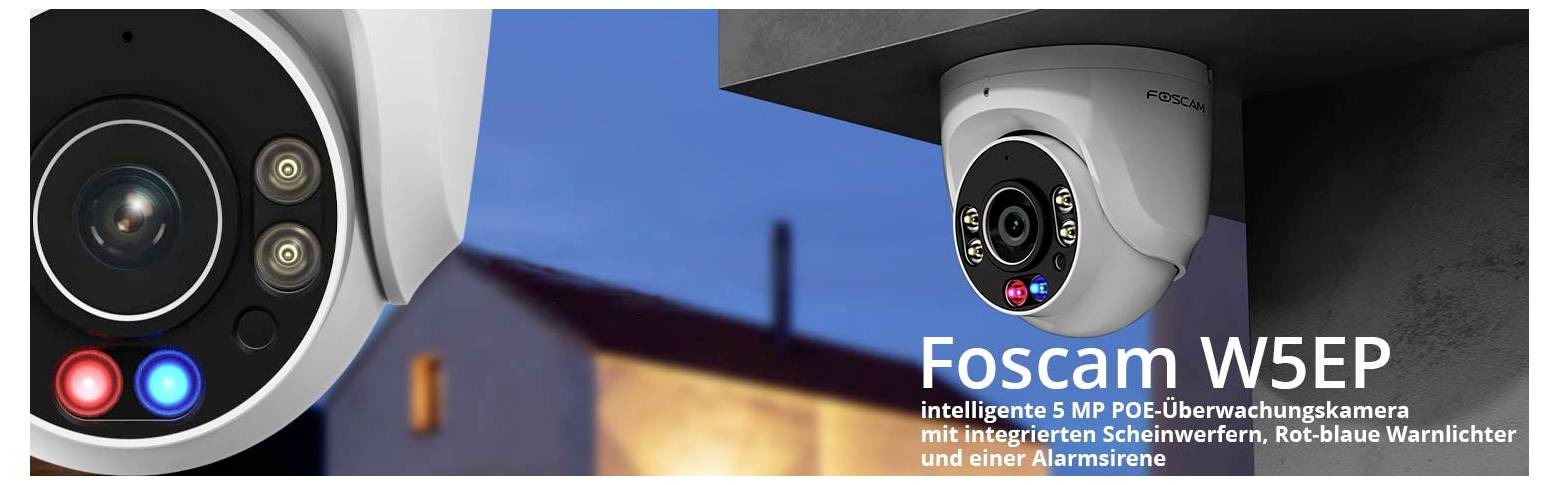 Bezpečnostní kamera na vnějším plášti budovy označená štítkem „Foscam W5EP", vybavená integrovanými reflektory, červeno-modrými výstražnými světly a alarmovou sirénou.