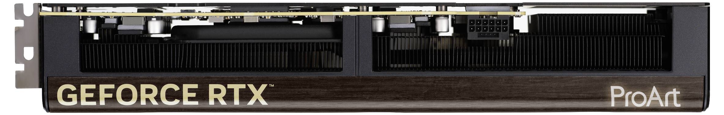 'Grafická karta NVIDIA GeForce RTX ProArt, pohled z boku zblízka, který ukazuje firemní značení a designové detaily.'