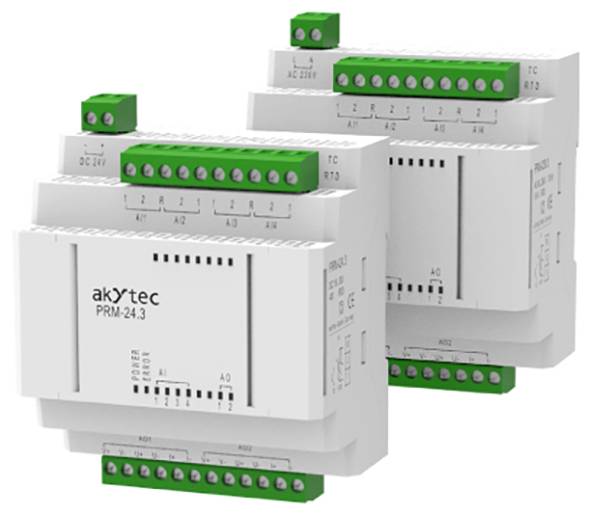 Dva akYtec PRM-24.3 programovatelné reléové moduly se zelenými svorkovnicemi a označenými připojovacími porty.