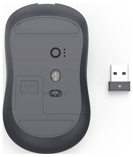 Šedá bezdrátová počítačová myš pohledem ze spodu, zobrazující její senzor a vypínač, vedle USB přijímače.