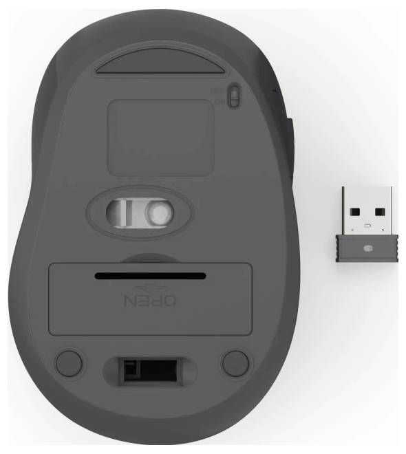 Obrázek ukazuje spodní stranu bezdrátové počítačové myši s viditelným senzorem a otevřeným prostorem pro baterie, vedle něhož se nachází USB přijímač.