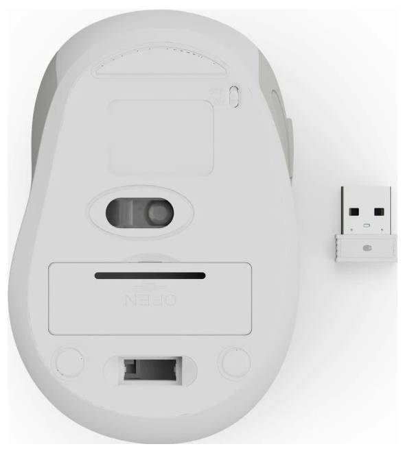 Obrázek zobrazuje spodní stranu počítačové myši vedle USB přijímače. Myš má vypínač, senzor a oddíl baterie označený nápisem "Otevřít".