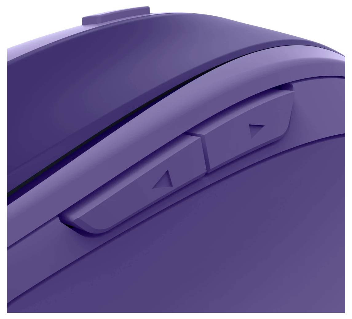 Detailní záběr fialové počítačové myši se zvýrazněnými dvěma bočními tlačítky, navržené pro ergonomické použití.