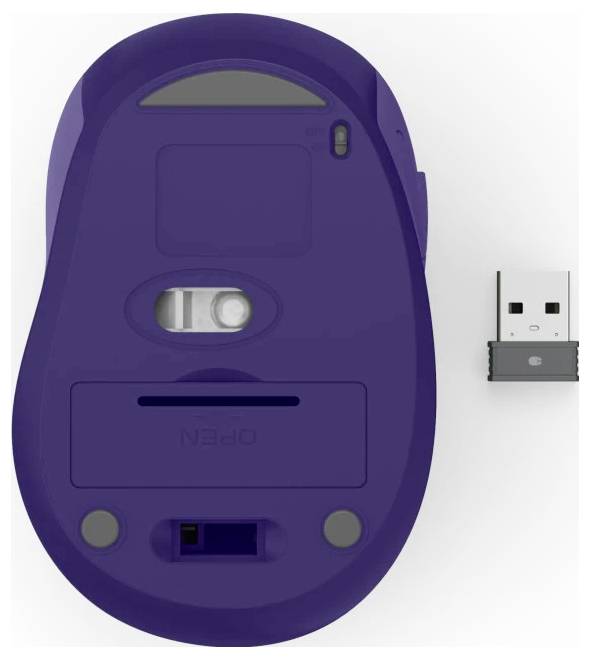 Pohled zespodu na fialovou bezdrátovou počítačovou myš ukazuje prostor pro baterie, vypínač a optický senzor, vedle jejího USB přijímače.