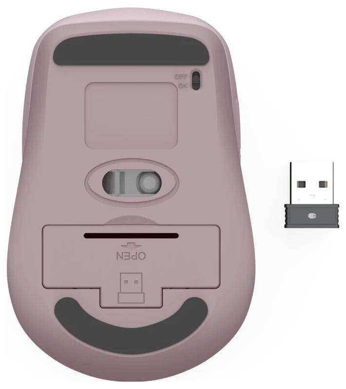 Obrázek ukazuje spodní stranu růžové bezdrátové počítačové myši s jejím USB přijímačem umístěným vedle ní. Myš má vypínač a otevřený prostor pro baterie.