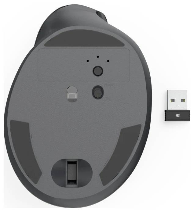 Obrázek zobrazuje spodní pohled na bezdrátovou počítačovou myš s viditelným vypínačem a optickým senzorem, vedle kterého je USB přijímač.