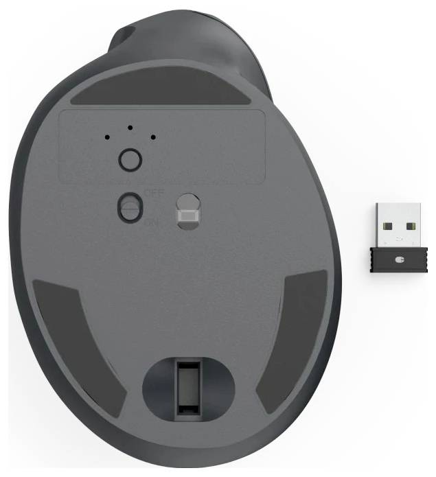 Spodní strana bezdrátové myši zobrazující vypínač, optický senzor a prostor pro baterie, vedle USB přijímače.