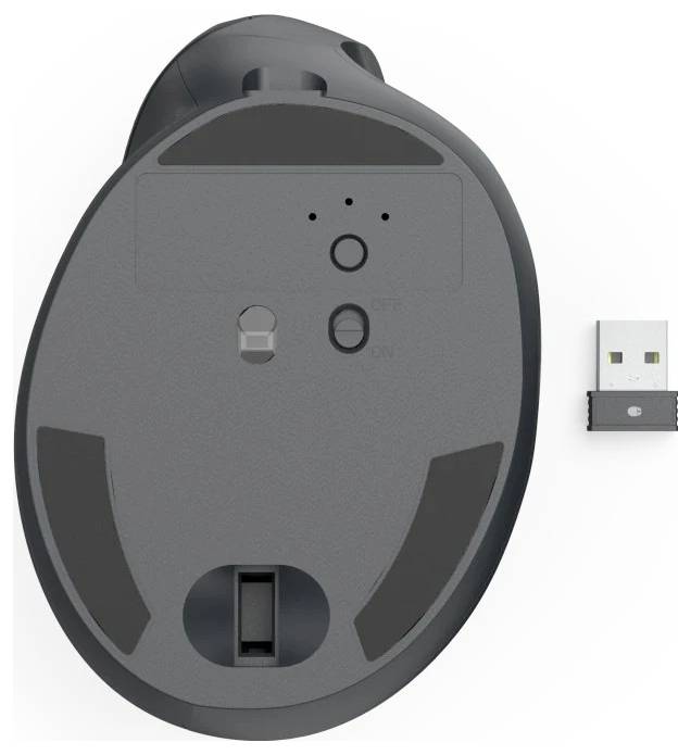 Spodní strana bezdrátové myši včetně vypínače, senzoru a USB přijímače vpravo.