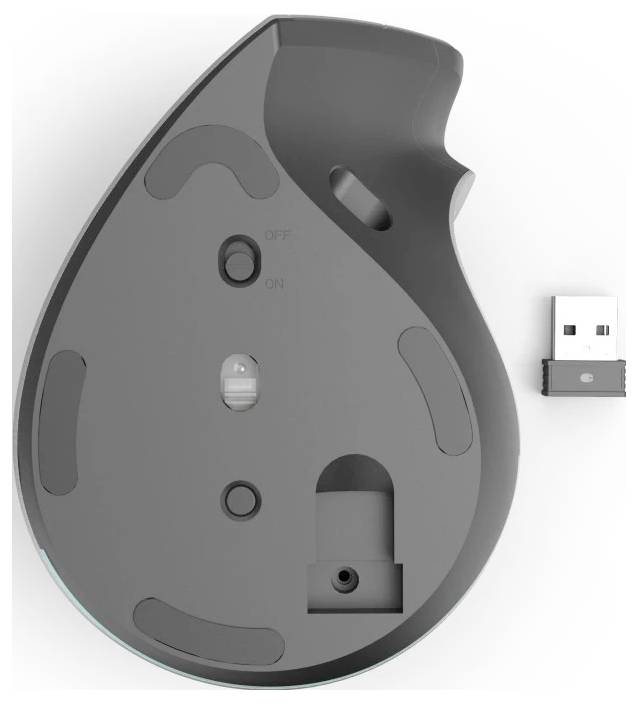 Obrázek zobrazuje spodní stranu černé ergonomické vertikální myši s vypínačem, optickým senzorem a bezdrátovým USB přijímačem vedle ní.