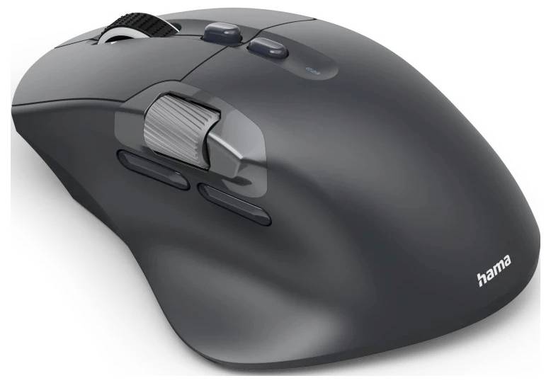 Černá bezdrátová počítačová myš s několika tlačítky a kolečkem pro posun, zobrazená z úhlu, která ukazuje její ergonomický design.