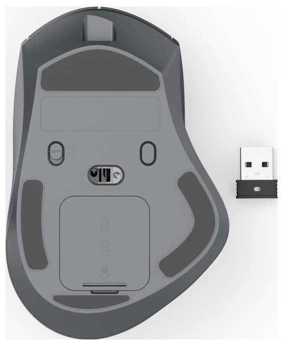 Spodní strana počítačové myši ukazující přihrádku na baterie, vypínač a senzor. Vedle ní je USB bezdrátový přijímač.