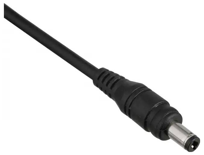Černý stejnosměrný napájecí konektor s válcovým kovovým hrotem je zobrazen na bílém pozadí, což naznačuje, že je používán pro elektronická zařízení.