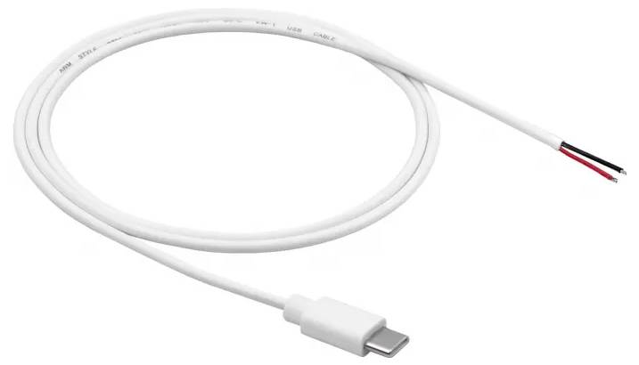 USB Type-C kabel se třemi exponovanými vodiči na jednom konci, včetně černého, červeného a odkrytého vodiče, což naznačuje napájecí vedení.