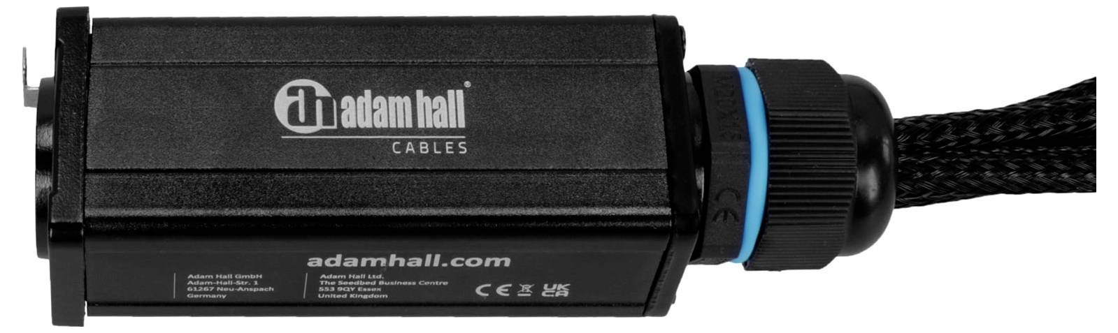 Černý kabel Adam Hall s modrým kroužkovým konektorem a opletaným kabelem, zobrazující název značky a URL webových stránek.