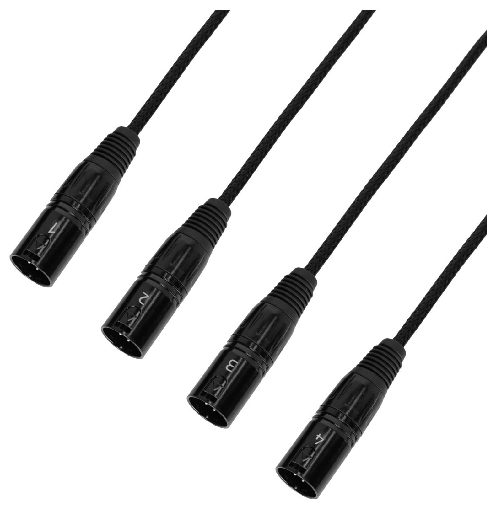 Čtyři černé kabely XLR s konektory jsou zarovnány a zobrazeny na bílém pozadí, což naznačuje použití pro konektivitu nebo audiotechniku.