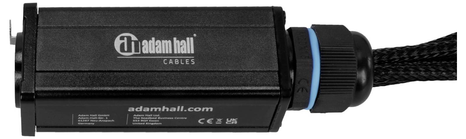 Obrázek zobrazuje černý konektor značky 'adam hall cables' s logem a webovou adresou 'adamhall.com', který má modré ozdobné lemování.