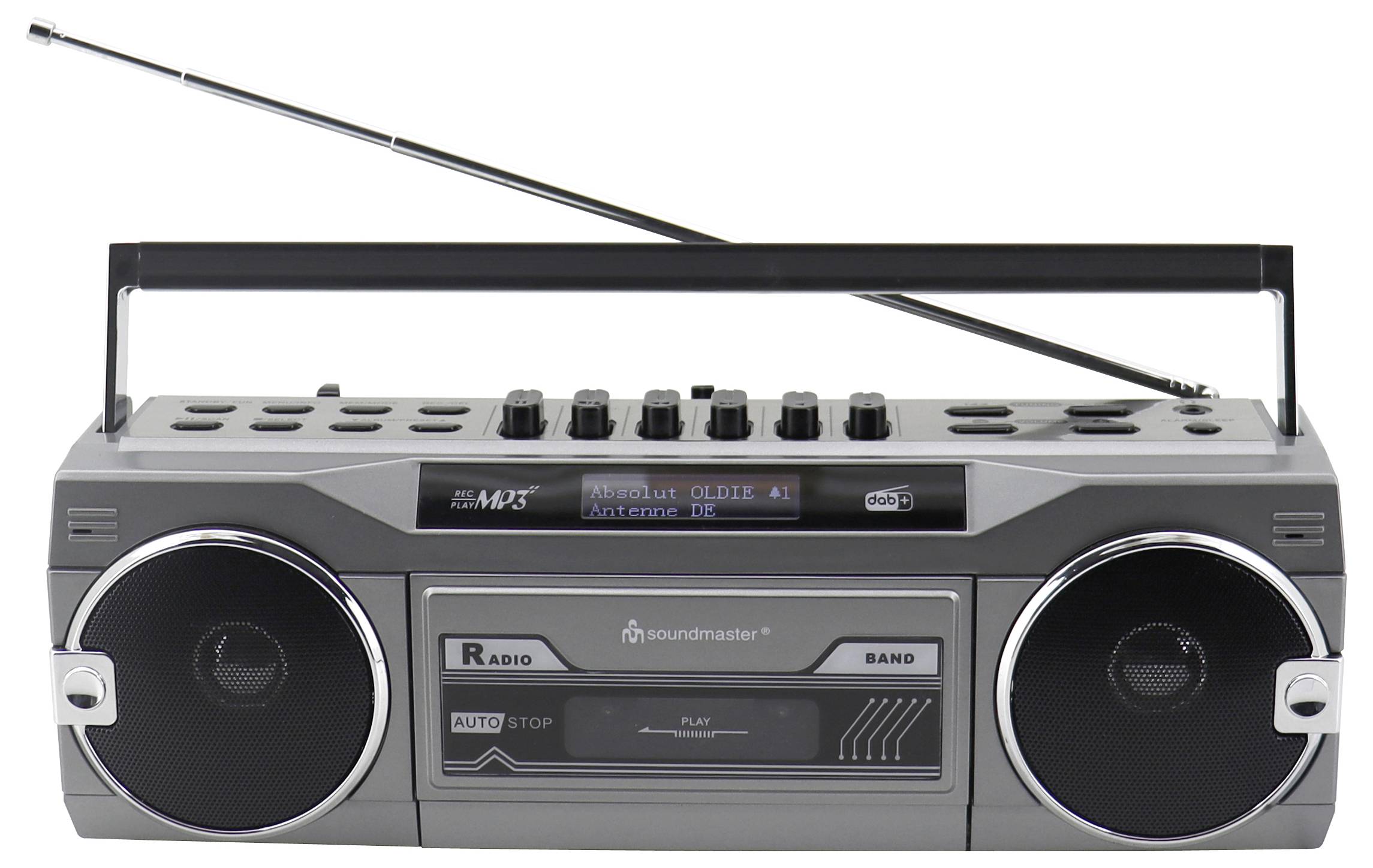 Přenosný stereo kazetový přehrávač s FM/AM rádiem, vybavený digitálním displejem, ovládacími tlačítky a výsuvnou anténou.
