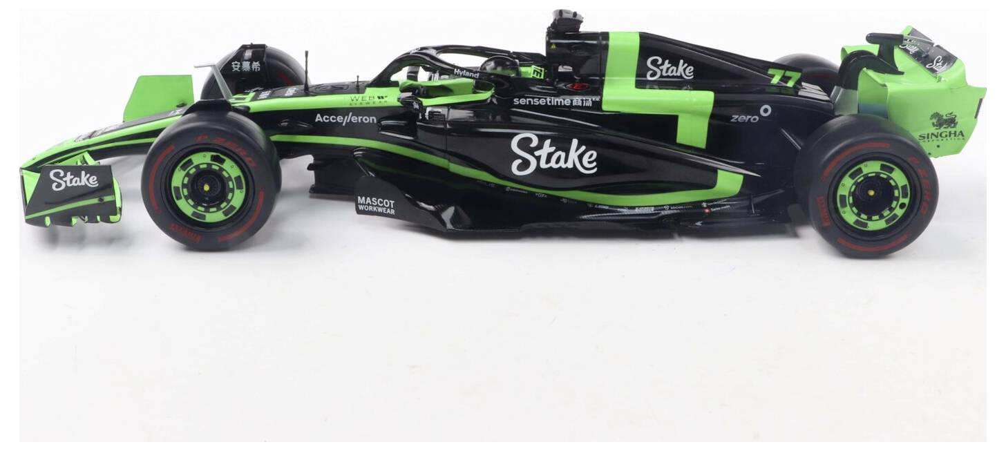 Černý a zelený vůz formule 1 s několika logy sponzorů je zobrazen v bočním pohledu na bílém pozadí.