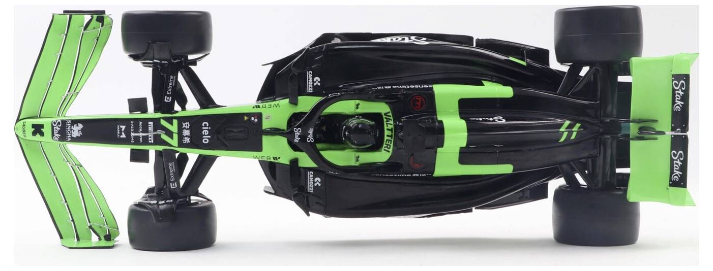 Pohled shora na černý a zelený vůz Formule 1, zvýrazňující aerodynamické prvky a loga sponzorů, zdůrazňující rychlost a design.