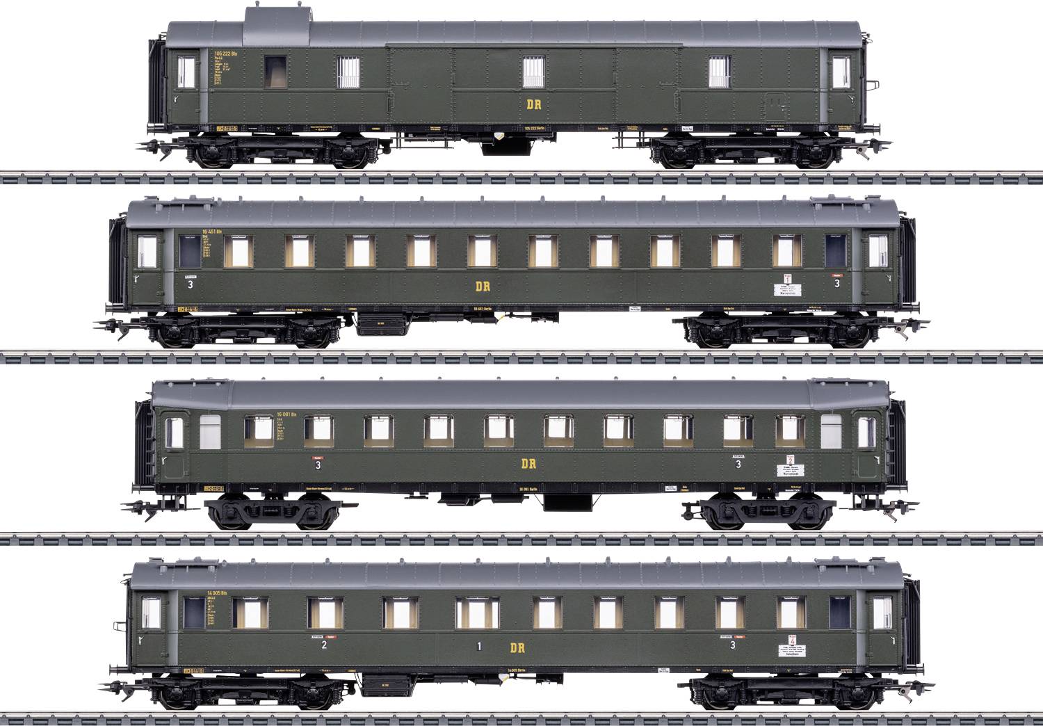 Sada čtyř detailně zpracovaných modelových kolejových osobních vozů, každý v zelené barvě s realistickým ztvárněním, umístěná na šedém kolejišti.