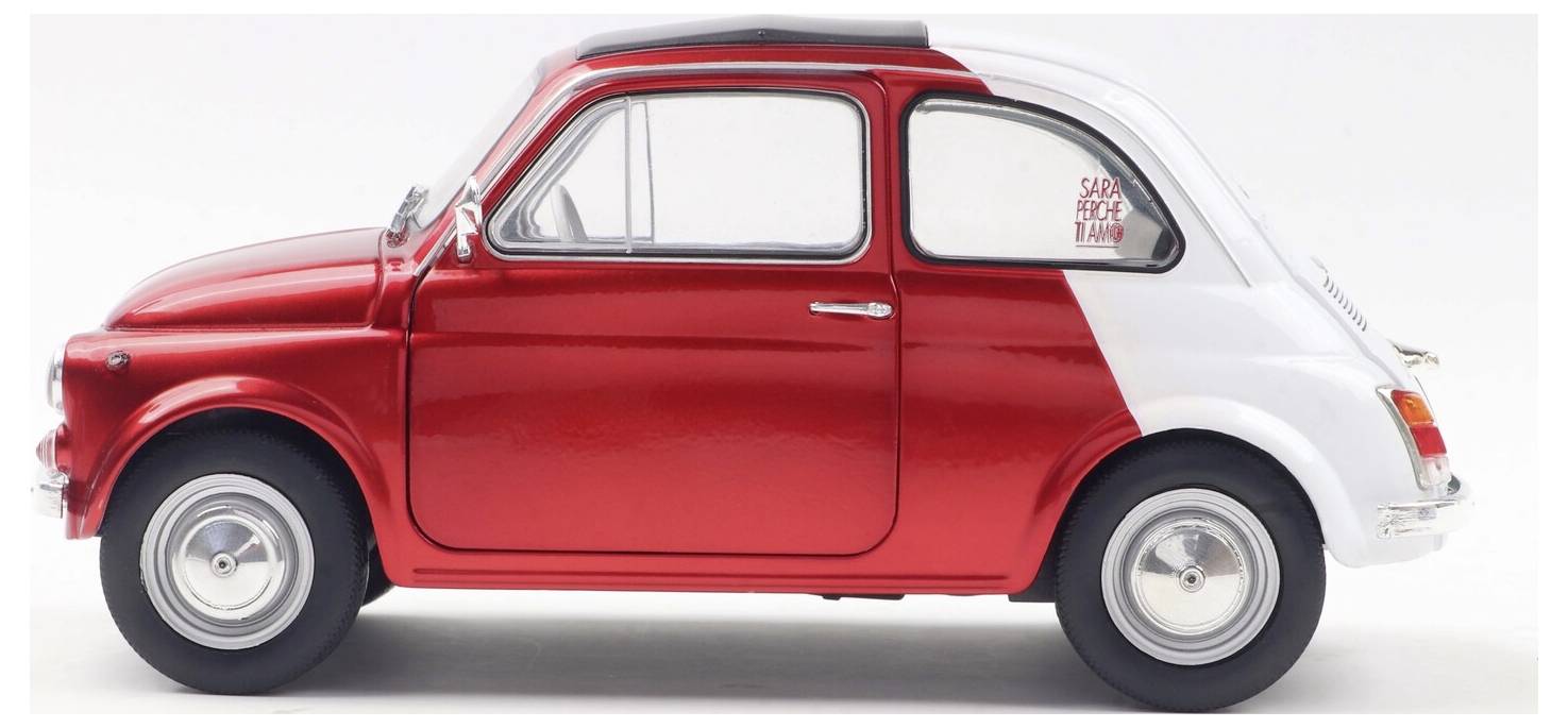 Klasický červeno-bílý vintage automobil ze strany, s malou velikostí a zaoblenými tvary, na prostém bílém pozadí.