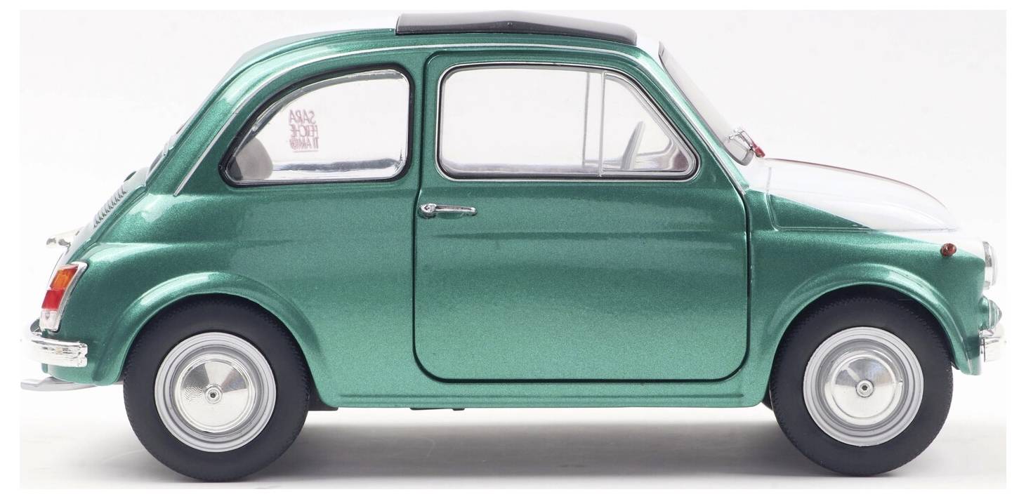 Model klasického malého zeleného automobilu pohledem z boku, který ukazuje jeho kompaktní design a vintage styl.