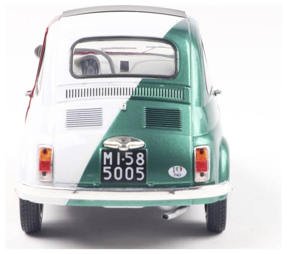 Malé vintage auto natřené v barvách italské vlajky pohledem zezadu, s registrační značkou „MI 58 5005" a nálepkou Itálie.