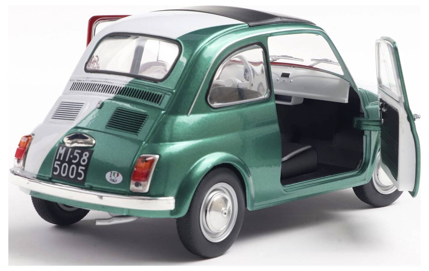 Zelené vintage auto s otevřenými dveřmi, které odhaluje interiér a zadní část vozu; jedná se o malý, klasický model typický pro design poloviny 20. století.