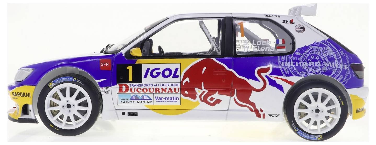 Barevný závodní vůz s výrazným logem Red Bull na boku, prezentující pestrou škálu sponzorských log a propracovaný závodní design.