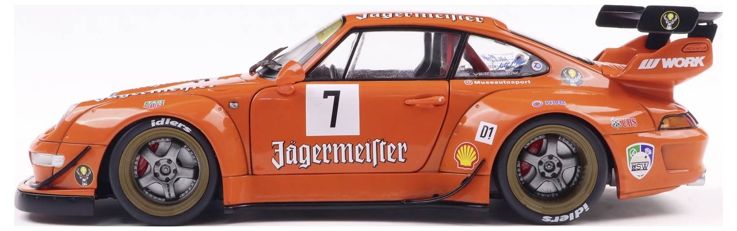 Oranžový závodní vůz s logem 'Jägermeister' a číslem 7, s reklamními nálepkami po stranách, černým spoilerem a detailně zpracovanými koly.