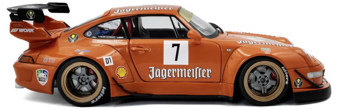 Oranžový závodní vůz s logem 'Jagermeister' a číslem '7' na boku, s viditelnými logy sponzorů. Vůz má velkou zadní křídlo a sportovní design.