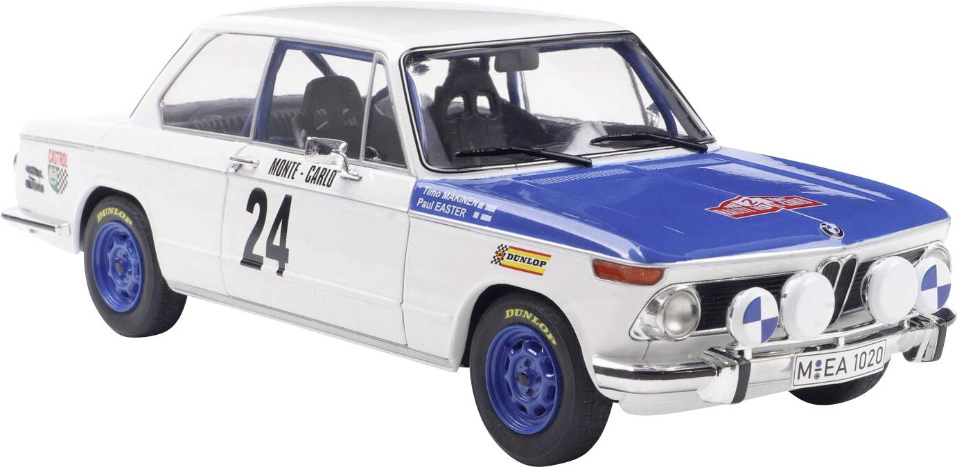 Vintage rallové auto s modro-bílým lakem, číslem '24' na dveřích a kombinovanými dekály včetně nápisu 'Monte Carlo'.