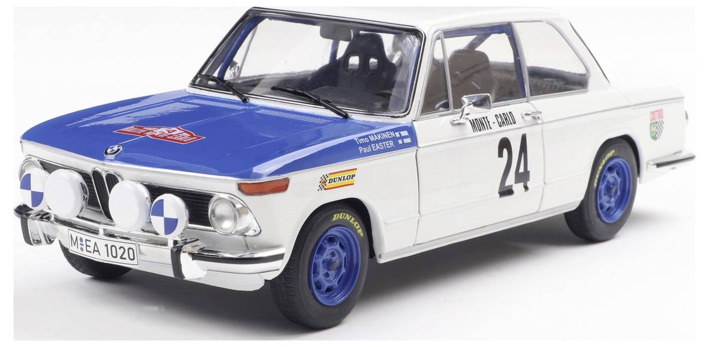 Model závodního veterána BMW, převážně bílé barvy s modrou kapotou, s číslem '24' na boku a samolepkami z rallye závodu.